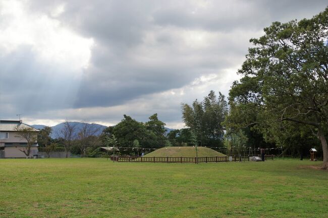 福岡出張の折、魏志倭人伝にも登場する伊都の国、現在の糸島半島にアマテラスの古墳と言われている平原弥生古墳を訪ねた。<br />平原遺跡は1965年1月に地元の考古学者、原田大六らによって発掘された。周溝墓５基のうち１号機（平原弥生古墳）からは白銅鏡、銅鏡片、勾玉、鉄刀などが出土。２世紀半ば（西暦150年前後）の弥生時代後期の王墓と判明した。<br />この遺跡で最も特徴的なのは内行花文八葉鏡で、原田大六は三種の神器「八咫鏡」の同型鏡と考えた。それは八咫の鏡と大きさや形状が一致していたため。また副葬品の特徴から被葬者は女性とされ、原田大六は古事記に記された玉依姫（たまよりひめ）だと比定。玉依姫の神格名は大日孁貴（おおひるめのむち）すなわち天照大御神の王墓だと考えたのであった。（地元案内より）<br />と少し強引な結びとしたが、いづれにしても王級な墓であることには違いないと思う。