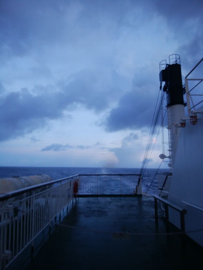 おが丸にて夜明けの空を見て、<br />聟島列島を見ながら父島へ入港。<br />この日はのんびり過ごして、夕日を見に行きました。