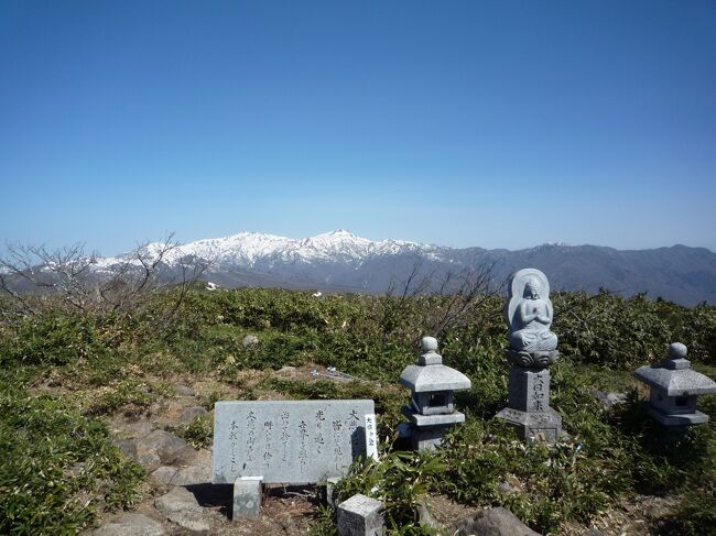 毎年のゴールデンウィークは天気がパッとしないことが多いので、1週間前の週末はとてもいい天気にあるということで、白山を眺めながらの山歩きを楽しんできました。<br />最近平地でも暴風が吹き荒れ、相当の風を覚悟していましたが、日差しが照り付け暑いくらいの体には、ちょうどいい気持ちが良い風の中絶景を楽しみました。<br />ひるがのは尾曽崎の桜がまだ満開で、青葉がまぶしく暑いほどの下界を離れ、体も目もさわやかな休日を過ごしました。