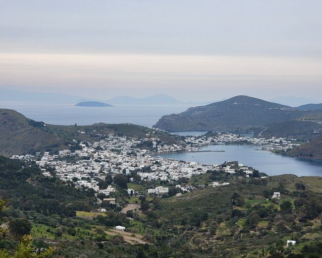 次の寄港地はパトモス島です。<br /><br />パトモス島では各自自由行動となっていました。<br />船内のオプショナルツアーを利用すると、一人70ユーロもかかってしまうので、皆でタクシーを使い周ることにしました。<br /><br />タクシー１台が40ユーロ、ヨハネの洞窟と修道院の入場料が8ユーロ。<br />ツアーの皆さんと足したり割ったりすると、一人23ユーロとなりました。<br />だいぶお得ですね。<br /><br />船から出る順番も添乗員さんと有志の方が頑張ってくださり、早く出ることができました。<br />感謝です。<br /><br /><br />画像は高台からのパトモス島です。