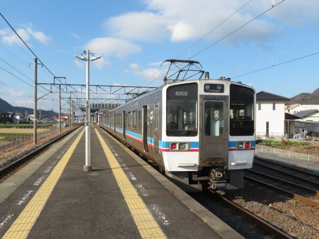 冬の１８きっぷで「今怪しい…」、つまりここ数年で動きがありそうな鉄道風景を中心に見たり乗ったりしてきました。果たして吉と出るか凶と出るか。いずれにせよ、怪しいものは片っ端から見ておくにこしたことはないでしょう。乗れるときに乗っとけ。<br /><br />去年はまだこんな列車がふつうに走ってたんだよね～と近いうちに懐かしむことになるのでしょうか。翌年の３月改正ですでに引退したものもありました。令和４年の冬、今でもみられる鉄道ファンに人気の風景を巡りたいと思います。表紙は四国の６０００系です。引退のうわさはないので去就は全然怪しくないのですが、２編成しか製造されておらず、風貌がとにかく怪しい。<br /><br />きっぷ：青春１８きっぷ<br />旅程概要<br />12.27：西熊本～宮島口～西阿知～球場前～倉敷～播州赤穂～京都<br />12.28：京都～桃山～小野～山科～尾張一宮～美濃太田～多治見～京都～大津～和田岬～高島<br />12.29：高島～高松～高松築港～栗林公園～栗林～阿波池田～徳島～鳴門～勝瑞～松永<br />12.30：松永～府中～三次～玖村～梅林～広域公園前～本通～広島～みどり中央～西熊本<br /><br />なお、総集編はこちらです。<br />https://4travel.jp/travelogue/11812237