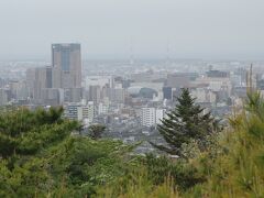 金沢に来たら，卯辰山にのぼろう。金沢の町が一望できます。