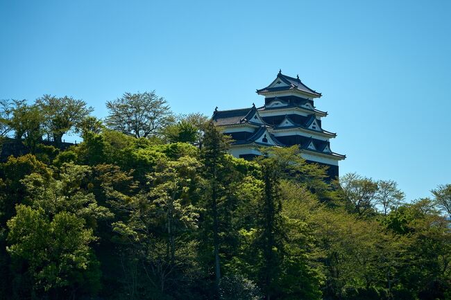 ハネムーンは絶対に海外!(欧州)と思っていましたが、コロナにウクライナでの戦争、円安、航空運賃の高騰。。国内だと北海道か沖縄というベタな選択肢もアリでしたが、今まで1人旅したときのようにワクワクすることができず、しばらくモヤモヤした時間を過ごしていました。<br /><br />妻からの提案で自分たちが行きたいと思う場所の点と点を結び、西日本を周遊することに。自分たちらしいハネムーンを計画・実行してみました。<br /><br />西日本を巡るハネムーン2日目。1日目に宿泊した伯方島から しまなみ海道 を通り、伊予の小京都、大洲市を目指します。<br /><br />4/8(土) 兵庫→尾道(広島県)→しまなみ海道【民宿 うずしお】<br />4/9(日) しまなみ海道→大洲【Nipponia Hotel 大洲城下町】←ここ<br />4/10(月) 大洲→別府 【湯治宿 柳屋】<br />4/11(火) 別府→阿蘇 【ホテルグリーンピア 南阿蘇】<br />4/12(水) 阿蘇→高千穂→阿蘇 【界 阿蘇】<br />4/13(木) 阿蘇→博多 【三井ガーデンホテル 福岡中洲】<br />4/14(金) 博多→広島→兵庫<br /><br />※所々ドローンで空撮していますが、全て行政機関等に許可申請などを行ったうえで撮影を行っています。