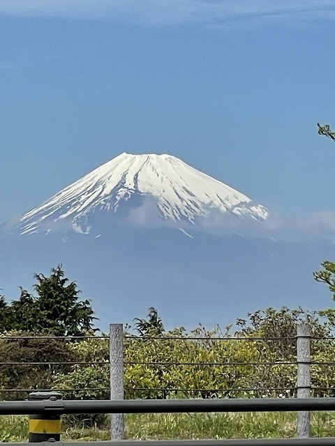 一番、何度も利用させていただいているホテルで、9回目<br />定宿にしていたのですが<br />4年ぶりに行ったら、お食事のランクも落ちて、なおかつ、お部屋も老朽化してきている<br />すべてに於いて、大手を振ってお薦めだったので、残念<br />何と、友人たちを誘って5月に行くことになり、ちょっと失敗<br />まぁ、たいていはお喋りの会なので・・今、変えるのも面倒なので許してもらおう<br /><br />今回はお天気も良かったので、箱根、芦ノ湖へ寄って帰宅しました<br />久しぶりにに駒ケ岳ロープーウエイで、富士山を堪能できました<br /><br />表紙の画像は、十国峠辺りから撮影