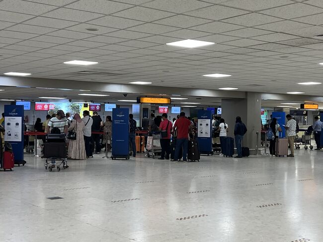 スリランカでの弾丸観光を終え、スリランカこらモルディブへ移動。<br /><br />朝4時に起床。シャワーして荷造りして5:20ホテル出発。まだ陽も登っていないので少しだけ涼しく感じる。徒歩15分かけて空港へ。<br /><br />まずは空港内に入るためのセキュリティチェック。セキュリティチェックを終えたら、すぐに両替所があるので、残ったスリランカ紙幣をUSDに換金してもらい。再度、セキュリティチェックを済ませ、スリランカ航空のカウンターへ行き、発券をしてもらう。なかなか混んでいる。