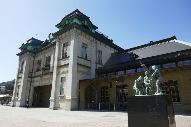 2023年4月6日から4月27日まで、春のキャンカー旅に出かけました。<br />当然猫ズ達も一緒の旅です。<br />今回はのテーマは「歴史と文化に触れよう~」で<br />長崎の切支丹にまつわる教会めぐり・軍艦島に渡っての見学がメインの旅行です。<br />九州は夫婦とも何度も訪れているので、外周を大きく1周しながら見学しようと、夫が3週間の旅の計画を立てました。<br />勿論、温泉には毎日入る事も必須条件!!<br />一応のスケジュールが出来上がった時に、友人のS様からの連絡でスケジュールを見せたら、<br />「是非ご一緒に!!」との事で、ワンボックスのキャンカー仕様車を購入されたS様ご夫婦も同じ行程での旅となりました。<br />とは言っても、興味の有る物や見たい物、食べたい物もお互いに違うようで、<br />九州に渡ってからは、出発時間から別行動で、その日の宿泊地で出会う旅にしました。<br />購入後1泊や2泊のキャンカー旅しかされてこなかったS様達もバテずに<br />最後まで我が家の作った工程表で楽しんでいただいた様子で、<br />とっても嬉しい旅になりました。。<br /><br />4月9日はキャンカーで初めて九州に渡った日です。<br />門司港での見学も初めての事。