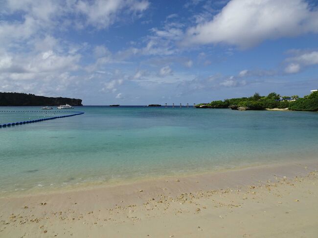 毎年恒例の秋の長期沖縄旅行。2022年11月に7泊8日で沖縄へ行って、リゾートを満喫してきました。<br /><br />8日目は、いよいよ長期旅行の最終日。ANAインターコンチネンタル万座　ホテル内ラウンジで朝食をいただいた後、ゆっくりしてからチェックアウト、那覇空港へ向かいます。このきれいな景色もしばらく見納めです。<br /><br />途中おんなの駅に寄り、オリックスレンタカーでレンタカーを返却、那覇空港まで送っていただきました。空港ではお土産を見て、那覇空港内のロイヤルホストで夕食をいただき、ANA1098便 20:45発で羽田空港へ！<br />長期旅行もこれでおしまい・・・、残念ですがまた行きます！<br /><br />8日目：ホテルチェックアウト→おんなの駅→レンタカー返却→那覇空港→空港内ロイヤルホストで夕食　ANA1098便 20:45発で羽田空港へ<br /><br />1日目：羽田→那覇空港へ移動→ステーキハウス88で夕食<br />　　　　アルモントホテル那覇おもろまち泊<br />2日目：レンタカー借りる→首里城観光→ジミーズの夕食ブッフェ<br />　　　　アルモントホテル那覇おもろまち泊<br />3日目：アメリカンビレッジ→カヌチャ内くすくすで夕食<br />　　　　カヌチャリゾート泊<br />4日目：大石林山→ヤンバルクイナ展望台→カヌチャ内パラディーで夕食<br />　　　　カヌチャリゾート泊<br />5日目：備瀬フクギ並木→福助の玉子焼きなどで夕食<br />　　　　カヌチャリゾート泊<br />6日目：ハートロック→古宇利オーシャンタワー→ANAインターコンチネンタル万座クラブラウンジへ（アフタヌーンティー＆イブニングカクテル）　ANAインターコンチネンタル万座泊<br />7日目：ホテル内でくつろぐ（アフタヌーンティー＆イブニングカクテル）　ANAインターコンチネンタル万座泊