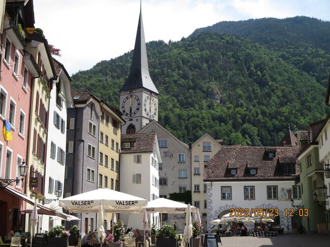 スイス3日目の今日はザンクトガレンを南下して、<br />サンモリッツやダヴォスなどのグラウビュンデン州の町への表玄関、<br />通称“エンガディン地方”の入り口、クールへ移動です。<br /><br />標高585mのクールは、5000年の歴史を持つスイス最古の町。<br />先住民は紀元前3000年ごろとされ、<br />紀元前15年にはローマ帝国の支配下、<br />≪クリア・レートリウム≫と名づけたのがクールの語源です。<br /><br />アルプスを南北に結ぶ交通の要衝地として古代から栄えていましたが、<br />アルプス越えのメインルートが変わったために、<br />街は静かな中世の面影を残したまま、今日に至っています。<br />かつては城壁が取り囲んでいた旧市街でしたが、<br />現在は城壁がなく周囲の近代的な町並みとつながっています。<br />