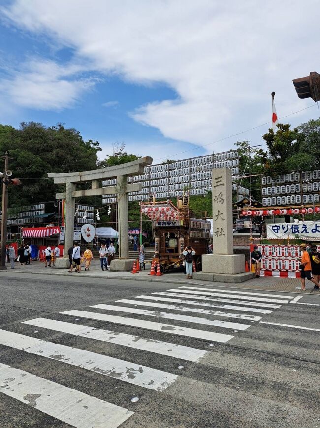 2022年 8月10日～8月17日の8日間のお盆休みで東北6県＆北海道(函館) 東京に戻って 神奈川(小田原) 2022年 8月10日～8月17日の8日間のお盆休みで東北6県＆北海道(函館) 東京に戻って 静岡(三島) 神奈川(小田原)を旅しました。<br />この旅行記は47都道府県制覇を達成し東京へ戻った翌日の朝から静岡県の三島を訪れた際の記録をまとめたものになります。<br /><br />お盆休み7日目の朝早く東京を出発し電車を乗り継ぎ静岡県の三島へやって来ました。静岡県には2016年の夏に浜名湖 掛川を訪問済みですが、静岡県東部を訪れた事が無かった為、東京からのアクセスも良い事から観光に訪れてみました。三島駅に到着し南に歩いて進み三嶋大社を参拝しました。お盆休み最終日という事もあり三嶋大社の境内と周囲の街中は人だらけで大盛り上がりでした。三島大社の道路向かい側でうなぎ料理を食べました。楽寿園と楽寿館を訪れ源兵衛川を散策し三島駅に戻りました。三島駅に着いてからは、三島駅から神奈川県の小田原に向かいました。