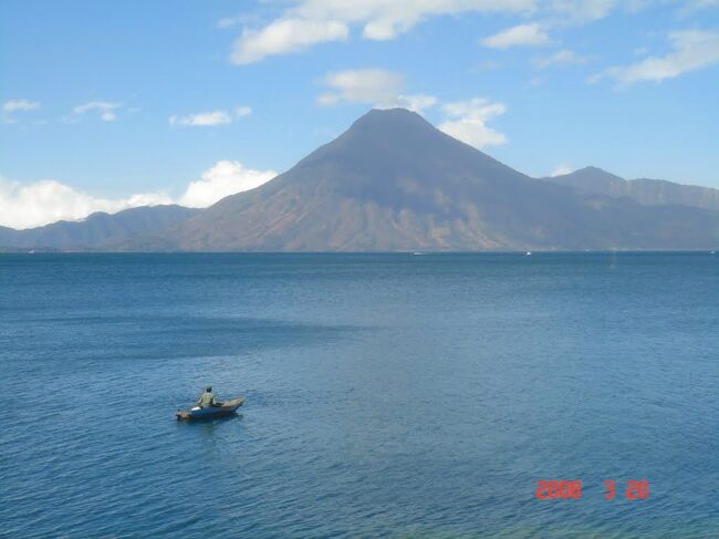 アンティグア滞在中に行ってきた<br />「世界一美しい湖」と言われる「アティトラン湖」。<br /><br />「世界一美しい祭り」セマナサンタや<br />「世界一美しいマック」など<br /><br />自称・他薦かわかりませんがー<br />なにかと「世界一美しい」が多い、グアテマラ。<br /><br />日本でも、<br />「日本一美しい〇〇」とか<br />「美しすぎる〇〇」など<br /><br />話題になることがありますがー<br /><br />ビューティホーの基準は人それぞれ。<br /><br />ここも「世界一美しい湖」かどうか<br />わかりませんが<br /><br />（キレイであることは間違いないだろー）<br />と、日帰りで行ってみましたー