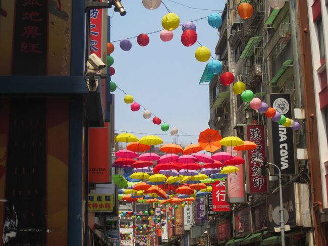 COVID-19による規制も解除され2020年1月以来の海外旅行最初に選んだのは台湾。<br />香港も検討したのですが、検討しているときは旅行が、香港ではまだCOVID-19による規制があったため台湾に決定しました。<br />今回は、台中にも1日ツアーに参加してみました。<br /><br />往路:5/2 NH851 HND 9:50 - TSA 12:25<br /> 134 10:24出発-??分地上走行-10:24離陸<br /> 12:33着陸-5分地上走行-12:38 ゲート着 7<br /><br />復路:5/5 NH854 TSA 16:50 - HND 20:50<br /> 5 16:36出発-12分地上走行-16:48離陸<br /> 20:44着陸-5分地上走行-20:49ゲート着 133<br /><br />宿:<br />5/2-5/5<br /> Regent Taipei<br /><br />1日目:移動(羽田->台北->ホテルチェックイン)、散歩、マッサージ、夕食<br />夕食(金品茶樓)<br /><br />2日目:台中観光(一德洋樓, 台中第二市場, 宮原眼科, 台中歌劇院(車窓から), 審計新村, 高美湿地), 夕食<br />夕食(吉星港式飲茶)<br /><br />3日目:中華民国総統府->国史館->迪化街(昼食(度小月台北廸化店), 買い物からすみ(簡永久號實業有限公司台北駅地下街->中山地下街、マッサージ、夕食<br />夕食(欣欣大眾魷魚羹)<br /><br />4日目:雙連朝市、デザート(不一樣甜品店)、昼食(大狗面線(林森店))、ホテルチェックアウト、移動(台北->羽田)
