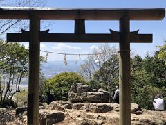 滋賀県を一望、近江富士（三上山）と御上神社