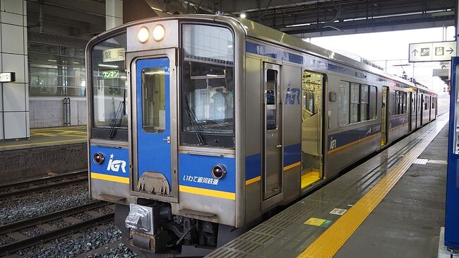 鉄道開業150周年記念にJR東日本パスが発売されるということを知ったある日。<br />ずっと行ってみたかった三陸鉄道に乗りに行くことにしました。<br />そしてこれを機に鉄印集めを始めることに。<br />鉄印帳自体はこの旅の前にわたらせ渓谷鐵道で購入。<br />今回は三陸鉄道とIGRいわて銀河鉄道の鉄印を取りに行きたいと思います。<br /><br />旅行3日目その2。<br />いよいよ旅の最終日。<br />八戸から盛岡までIGRいわて銀河鉄道に乗り、青山駅で鉄印を入手します。<br /><br />1日目：東京→新花巻→釜石→宮古(泊)<br />2日目：宮古(浄土ヶ浜)→龍泉洞→久慈→本八戸(泊)<br />3日目：八戸(是川縄文館)→盛岡→東京<br /><br />JR東日本パスで行く東北鉄印旅(1) 三陸鉄道で宮古へ<br />https://4travel.jp/travelogue/11825853<br />JR東日本パスで行く東北鉄印旅(2) 浄土ヶ浜を散歩する<br />https://4travel.jp/travelogue/11826120<br />JR東日本パスで行く東北鉄印旅(3) 龍泉洞に行ってみる<br />https://4travel.jp/travelogue/11826153<br />JR東日本パスで行く東北鉄印旅(4) 三陸鉄道から八戸線へ<br />https://4travel.jp/travelogue/11826207<br />JR東日本パスで行く東北鉄印旅(5) 是川縄文館へ土偶に会いに行く<br />https://4travel.jp/travelogue/11826321<br /><br />IGRいわて銀河鉄道<br />https://igr.jp/<br />鉄印帳<br />https://tabiyomi.yomiuri-ryokou.co.jp/tetsuincho/<br />ユートリー(VISITはちのへ)<br />https://www.youtree.com/