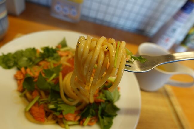 今朝はちょっとだけ時間有りそうです。築地に寄ってから出勤しましょかね。ってぇ事で茅場町通過して築地駅下車します。連休の名残りって事も無いのでしょうけれど、混み合うもんぜき通りを進みます。