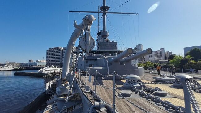 横須賀に行った際に、三笠公園に寄った記録です。<br /><br />実は以前からここに記念艦三笠が係留されていたことは知っていました。<br /><br />今回、日露戦争の重要な局面だった日本海海戦のことを改めて知ろうと、始めて乗船しました。<br /><br />そして、充実した展示に驚いた次第です。<br /><br />動画も撮影したので、もしよろしければ、ご覧下さい。<br />【Trip Vlog】横須賀散歩 記念艦「三笠」の魅力に迫る  Yokosuka Stroll: The charm of the memorial ship &quot;Mikasa&quot; <br />https://youtu.be/AMWEeUEiwHg<br /><br />また、私は4トラベルさん以外にブログを書いていますので、参考までに掲載します。<br />【Jingashita blog】<br />https://jingasita.blog.ss-blog.jp/