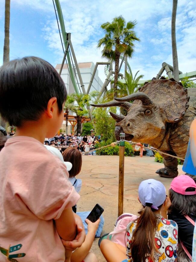 恐竜大好き兄弟なので、<br />喜んでくれるかなと思い決めた大阪旅行！<br /><br />長男が０歳児の頃、<br />大阪に住んでいて年パス買ってよく行ってましたが<br />ほとんど乗れないのでお散歩ばかりしてました(笑)<br /><br />関東にお引越しをしてからは初めてのUSJ！<br />個人的には初めて泊まるヒルトン大阪も<br />めちゃくちゃ楽しみでした(^^)<br /><br /><br />〇ヒルトン大阪<br />　2022/6/25～6/26