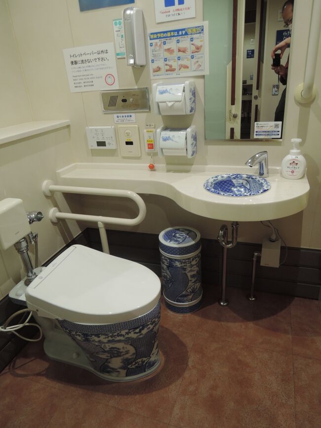 　佐賀県立九州陶磁文化館のブッ飛び具合は、このトイレが典型です。<br />　他のものも、玄関を含めて扉の取っ手は全て有田焼、館内の「カフェテラス 彩」で食べた800円のカレーライスの皿が素敵なので聞いてみると「近所で売っている2万円くらいの品物、サラダの小皿なら5千円程度だからお土産にどうぞ」、「20０年前の器でコーヒーを飲んでみませんか」は柴田コレクションの寄贈者の「何万点もあるから積極的に使って」という言葉で始めた等々、負けず劣らずです。<br />　ただ残念だったのは、今回の目的が、以前訪れた時に見た何れも先代の作だとお思いますが、柿右衛門、今右衛門、源右衛門さんの巨大で素敵な磁器を見ることだったのに、特別展のために収蔵庫へ収められてしまって出会えなかったことです。<br /><br />　今回の旅行は、1日目にも書いたように、19800円でJR九州の特急と新幹線の全線が3日間乗り放題の「ハロー！自由時間ネットパス」を活用し、以下の日程で是非にも再訪したい場所と一度は訪れたい場所を巡りました。<br />　2022年11月8日から14日<br /> 8日　成田からジェットスター（広い座席指定）で大分へ、別府観光<br /> 9日　是非にも再訪したかった国東の磨崖仏を巡る<br />　  　 関アジ・関サバの「りゅうきゅう」を大分市のこつこつ庵で食す<br />10日　宮崎の青島で鬼の洗濯板を訪れた後、鹿児島へ<br />　 　　錦江湾の「首折れサバ」を食す<br />11日　鹿児島市内観光後、新幹線で博多へ　「玄界灘のサバ」を食す<br />12日　有田散策、佐賀県立九州陶磁美術館へ<br />　　　 西九州新幹線で長崎へ、眼鏡橋、四海楼で残念なチャンポン<br />13日　島原鉄道とフェリーで熊本へ、熊本城の宇土櫓を確認する<br />　　　 太平燕、活け剣先イカを食す<br />14日　柳川で船下りとせいろ蒸し、西鉄で福岡へ　ジェットスターで帰宅