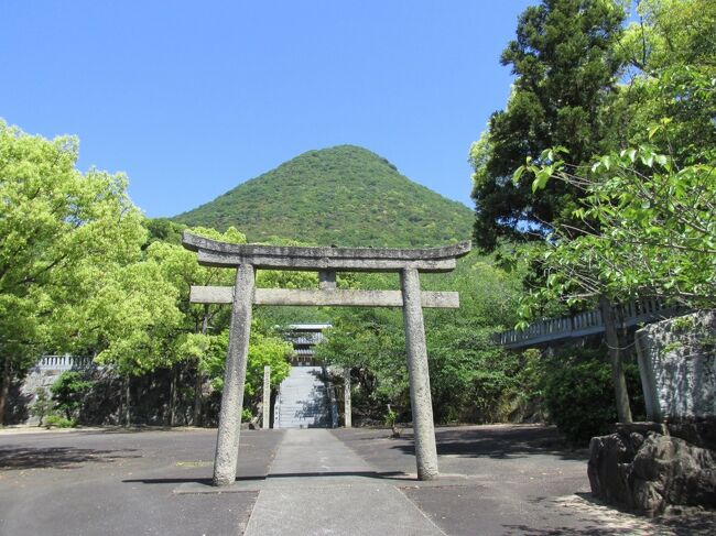 讃岐富士(飯野山)は丸亀近郊から見える富士山のような形の山です。きれいな円錐形をしており、周りに他の山もないため、遠くからでもよく目立ちます。<br />ずっと登ってみたいと思っていたのですが、なかなか機会がなく、今回やっと登ってきました。<br />標高は422ｍほどで、登山道も整備されていますので、登山と言うよりもハイキングですね。