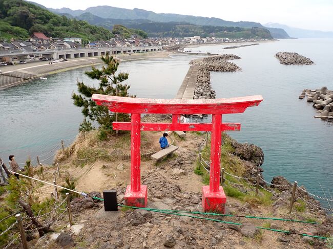 直江津港発13:55で佐渡島へ渡る予定です。<br />およそ130㎞なのでゆっくりと出発しました。<br />糸魚川までの道は北アルプスの峰を望みながらの快適な道です。<br />糸魚川からは日本海沿いの道を進みます。<br />信号は少ないのですがさすがに連休です。<br />ちょっとしたところで渋滞します。<br />能生海岸の弁天岩・灯台に立ち寄り直江津港着12時ころでした。<br />フェリーは満員で出航しました。<br />海は穏やかでまるで波がありませんでした。<br />小木港着16：35<br />キャンプ場までは22㎞です。<br />急いでテントを張り暗くなる前に夕食をすますことができました。<br />https://youtu.be/FIxnzsrDzRU