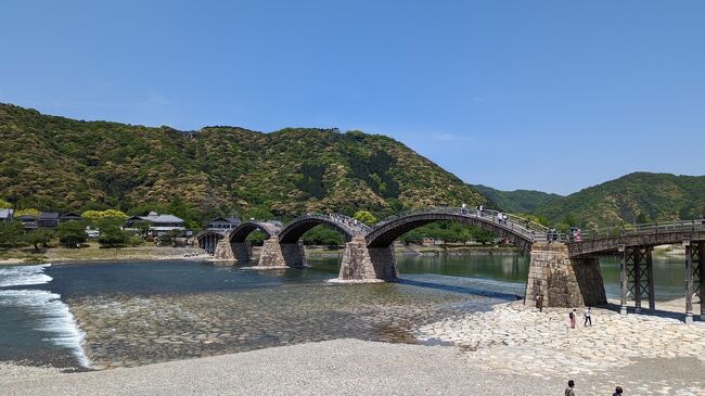 ５月２日。広島旅行4日目になりました。<br /><br />本日は、ヒルトン広島をチェックアウトし、岩国の錦帯橋へと向かいます。<br />そう、岩国市は山口県。広島とは違いますが・・・（笑）<br />「どうしても錦帯橋に行ってみたい！」との主人の要望を受け、行くことにいたしました。<br /><br />私の長年行きたかった宮島・厳島神社には、昨日行きましたので、この後は、いつも旅行計画を綿密に立ててくれる主人の行きたい所へお供します(笑)