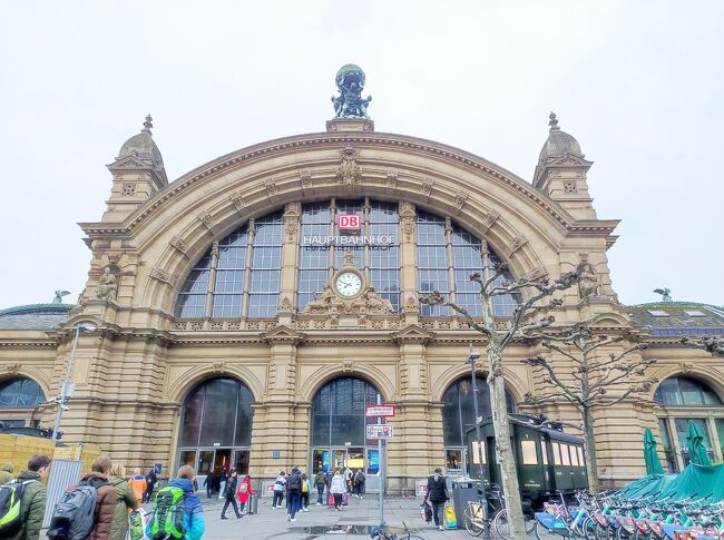 スイス・パリ・ベルギー・オランダ・ドイツと鉄道で周るヨーロッパ周遊旅行です。<br /><br />現金を使わずにクレジットカードと携帯アプリだけでどこまで対応可能かを検証することも旅行の目的のひとつになっています。<br />これから行かれる方はぜひ参考にしてみてください。<br /><br />今日は午前中フランクフルトの街歩き、そして帰国となります。