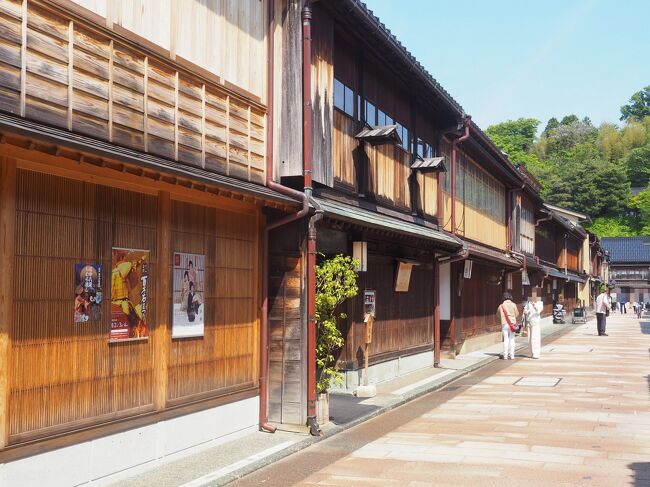 期限の迫ったJALマイルを使って小松空港起点に金沢、能登を回ってきました（予約は前回の徳島旅より先）。この方面は、記憶にある限り学生時代に初ドライブで行ったきりなので、50年ぶりということになります。不思議に仕事では縁がありませんでした。<br /><br />徳島旅行が文字通り弾丸でタイトなスケジュールだったため妻には不評。なので今回は日程的に余裕、訪問先もホテルや食事処の予約以外はあらかじめ細かく決めることなく、あえて行き当たりばったりの旅程にしました。結果的に２日目以降は、レンタカー会社でもらったマップコード表頼りの旅になります。<br /><br />初日の金沢の「観光」総合評価は3.5としていますが、訪問先によりバラツキがあります。<br />ひがし茶屋街　4.5（志摩）<br />兼六園　2.5<br />金沢城公園　2.5<br />尾山神社　3.0<br />妙立寺　1.0<br />にし茶屋街　2.5<br />長町武家屋敷跡　4.5（翌日の野村家）<br /><br />訪れる価値のある場所は「金沢ひがし 志摩」（国指定重要文化財）と「長町武家屋敷跡 野村家」、「尾山神社神門」（国指定重要文化財）の３ヶ所くらいでしょうか。<br />あくまでも個人の感想ですがご参考まで。<br /><br />［旅程］<br />５月10日（水）　横浜→羽田→小松→金沢（泊）<br />５月11日（木）　金沢→羽咋→七尾（泊）<br />５月12日（金）　七尾→羽咋→輪島（泊）<br />５月13日（土）　輪島→珠洲→能登→羽田→横浜