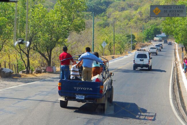 久しぶりの年末年始の海外旅行はベストシーズンのメキシコ・グアテマラ・ホンジェラスの遺跡巡りです。ゲートウェイとなるメキシコシティまで個人手配、グアテマラとホンジェラスは現地でツアーに合流して観光しました。日本出発から５日目、グアテマラ入りして３日目はグアテマラシティを発って、隣国ホンジュラスのコパン遺跡へ向かいました。久々の陸路での国境越えでしたので興味深く思いのほか記念となった国境越えとなりました。<br />～旅程～　<br />１２月２６日（木）　成田→メキシコシティ（メキシコシティ泊）<br />１２月２７日（金）　テオティワカン遺跡＆メキシコシティ（メキシコシティ泊）<br />１２月２８日（土）　メキシコシティ→グアテマラシティ（グアテマラシティ泊）<br />１２月２９日（日）　アンティグア（グアテマラシティ泊）<br />１２月３０日（月）　グアテマラシティ→コパン遺跡（コパン泊）<br />１２月３１日（火）　コパン→キリグア遺跡→フローレス（フローレス泊）<br />１月１日（水）　ティカル遺跡（フローレス泊）<br />１月２日（木）　ウローレス→グアテマラシティ→チチカステナンゴ（チチカステナンゴ泊）<br />１月３日（金）　チチカステナンゴ→パナハッチェル（パナハッチェル泊）<br />１月４日（土）　パナハッチェル→グアテマラシティ→メキシコシティ（メキシコシティ泊）<br />１月５日（日）　メキシコシティ（機中泊）<br />１月６日（月）　メキシコシティ→成田（機中泊）<br />１月７日（火）　成田着（日本帰国）