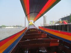 タイ　「行った所・見た所」　バンコクのチャオプラヤー川のター・チャーン船着場から水上タクシーに乗船