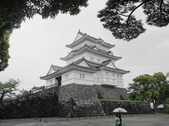 小田原城に登城する。雨の日曜日の夕方で，人は少なかった。