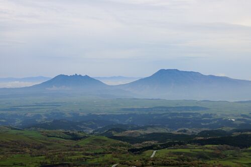 加藤八洲　 阿蘇外輪山 標高936m、外輪山に突き出した絶景スポット（熊本県 大観峰