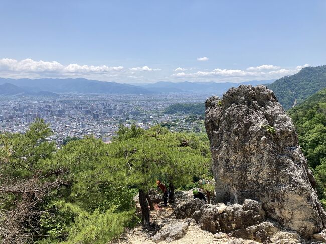 来週奥さんが会社の友人と飯綱山へ登山に行くことになり、そのトレーニングとして長野市善光寺の裏山の大峰山と地附山へトレーニングのために登ってきました。<br />大峰山は標高828mの低山ですが、善光寺の真裏にあり、長野市の自宅からは15分ほどで行くことができ1時間弱で登れるお手軽な山です。<br />ただ大峰山だけだとトレーニングには物足りないので、お隣の地附山にも登ってきました。<br />山では多くの鳥やトカゲちゃんにも出会えて、それなりに楽しめました。