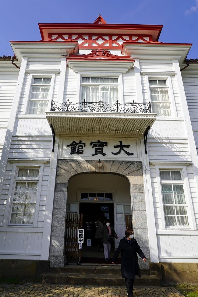 妻の誕生日の別府の地獄めぐりの旅が終わると次は結婚記念日の旅行です。今回はクラブツーリズム社の「庄内空港利用・おいしい山形庄内旅~山形の山海の幸2泊6食付き」というツアーを申し込んでいました。このツアーは全国旅行支援に対象にはなっていませんが、庄内空港を利用することで補助が出ているようで、元々のツアー代金が42,800円とお手頃の値段でした。庄内空港を利用するのは初めてですし、山形県に足を踏み入れるのも50年ぶりだと思います。子供の頃に何度か蔵王温泉へスキーに行ったことと、最後は月山の春スキーでした。羽田空港には早目について、チェックインしてANAのマイレージの積算も済ませます。どんどんマイルが溜まっていきますが、全国旅行支援中はツアーに乗ってしまった方がお得感があるので、個人旅行が出来ないでいます。そろそろ次のことを考えないと7月末からはマイルの有効期限が切れていきます。添乗員さんからの前日の電話で、庄内空港へ着く前に昼食を済ませるようにとの連絡があったので、「南国酒家」でビールを飲みながら早目のランチも済ませます。沖止めの機体に乗って初めての庄内空港へ向かいますが、右側の窓からは雪を頂いた月山の山並みが見えました。空港で全員が集合しましたが、今回のツアーは参加者は38名でした。ほぼ満員のバスに乗って鶴岡市内の「鶴岡公園」に向かいます。このタイミングだと桜のシーズンだと思っていたのですが、2日前の強風で桜は見事に散っていました。「荘内神社」を参拝して、隣にある「藤沢周平記念館」も気になりましたが、じっくり見学している時間は無いので「大寶館」に入ってみました。古い洋館の展示室は写真撮影禁止なのが残念でしたが、鶴岡出身の著名人について知ることが出来ました。その後も急いで「庄内藩校 致道館」まで走りました。駆け足のでの見学になりましたが、講師を祀った「聖廟」も観ることが出来ました。ダッシュでバスに戻って次は「松ヶ岡開墾場」へ移動します。車窓からは庄内平野と月山の山並みと鳥海山が美しく見えました。荘内柿のは竹を抜けて「松ヶ岡開墾場」に到着しましたが、施設は全て閉まっていて外観だけの見学になります。羽田からの瓶にもよるのだと思いますが、これはひどいツアーの組み方です。翌日の出発を1時間早めれば、ちゃんと見学できるのですから。ツアーの皆さんは早々にバスに戻りましたが、少し離れたところにある「ピノ・コッリーナ ファームガーデン&ワイナリー松ケ岡」に入ってみました。ここで月山小名山にと葡萄畑を眺めながら微炭酸の白ワインをいただき、お土産に1本買い求めました。この日の観光はこれで終わり、バスはあつみ温泉の「高見屋別邸久遠<br />」に到着します。着く前に知りましたが、このツアーにはホテルのランクアップがあったようで、「萬国屋」という選択もあったようです。泊まったホテルも村内悪いわけではなかったので満足でした。部屋でくつろいで夕食は宴会場でいただきましたが、鯛の兜揚げなる料理は信じられないほどおいしかったです。食事の途中で隣のご夫婦から声がかかり、1本入れた焼酎を空けるのをお手伝いしました。翌日は最上川の船の中で日本酒をお返ししてと親切にしていただきました。このところのツアーで傍若無人な方が多く、ツアーも限界かなと思っていましたが、そんな気持ちを忘れさせてくれる出来事でした。