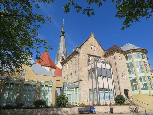 2023年4月27日(木)Metzingen メッツィンゲンの街に行った後、Tubingen チュービンゲンに行く前に寄ってみたいと思った街がこのDettingen an der Erms ディッツィンゲン でした。<br /><列車移動><br />Metzingen メッツィンゲン駅から6分で到着します。<br /><br />表紙のフォトは図書館とStiftskircheが見えるマルクト広場です。この広場から見える風景がとても良かったです。時間に余裕がなくゆっくりする事が出来なかったので、また再訪したい街です。<br /><br /><旅行行程><br />0426 羽田国際空港→Mainz<br />★0427 Mainz→Metzingen(Wurtt) →Dettingen an der Erms Mitte→ Bad Urach→Tubingen<br />0428 Mainz→Ladenburg→Weinheim→Heppenheim <br />0429 Mainz→Rudesheim(Rhein)→Alsheim<br />0430 Mainz→Munchen 移動<br />0501 Munchen →Starnberg→Tutzing→Murnau→Weilheim<br />0502 Munchen →Gunzburg→Ulm→Giengen<br />0503 Munchen→ Freising<br />0504 Munchen →Hannover 移動<br />0505 Hannover →Lübeck→Hamburg<br />0506 Hannover →Bad Sooden-Allendorf →Hann Münden→Witzenhausen Nord<br />0507 Hannover →Wernigerode→Quedlinburg→Goslar<br />0508 Hannover →Rinteln→Hameln→Hildesheim→Elze(Han)<br />0509 Hannover →Paderborn→Höxter→Holzminden<br />0510 Hannover →Mainz→Bachrach 移動<br />0511 Mainz→Cochem→Koblenz<br />0512 Mainz→Bad Wimpfen→Heidelberg<br />0513 Mainz→Köln<br />0514 Mainz→Limburg→Idstein<br />0515 Mainz<br />
