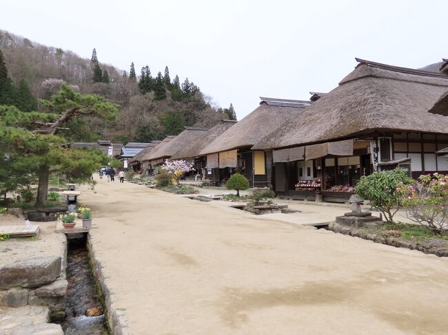 会津若松で宿泊した2日目、鶴ヶ城を散歩して、会津鉄道で大内宿を訪ねる旅。ずっと行きたいと思い続けていた場所の1つで、茅葺き屋根がずらりと並ぶ光景に感動・・・しました。