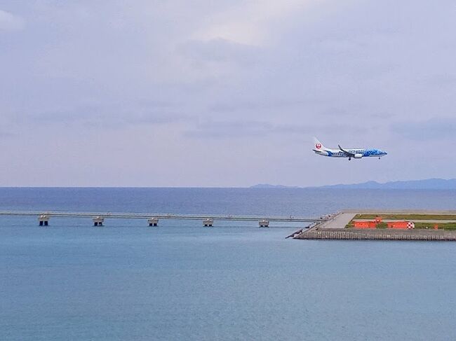 2年前のANAプラチナ→ダイア修行で訪れた、沖縄瀬長島ホテルがとても良かったので、2年前と同じような時期にまた行ってみることにしました。<br />かつてのようにPP2倍キャンペーンもないとダイアモンドステータスまので10万PPはあまりにも高額なので、今年はANA修行をしていません。<br /><br />2年前の旅行記はこちら<br />https://4travel.jp/travelogue/11693883<br /><br />2年前はお天気に恵まれ、表紙の写真はとてもよく撮れましたが、今年は残念ながら曇り空であまり映える写真は撮れませんでした。<br />しかし那覇空港と海が見える部屋やインフィニティプール、飛行機の離発着が眺められる温泉でゆっくりして、日頃は自律神経失調気味になる位長時間働いている疲れを癒やしました。