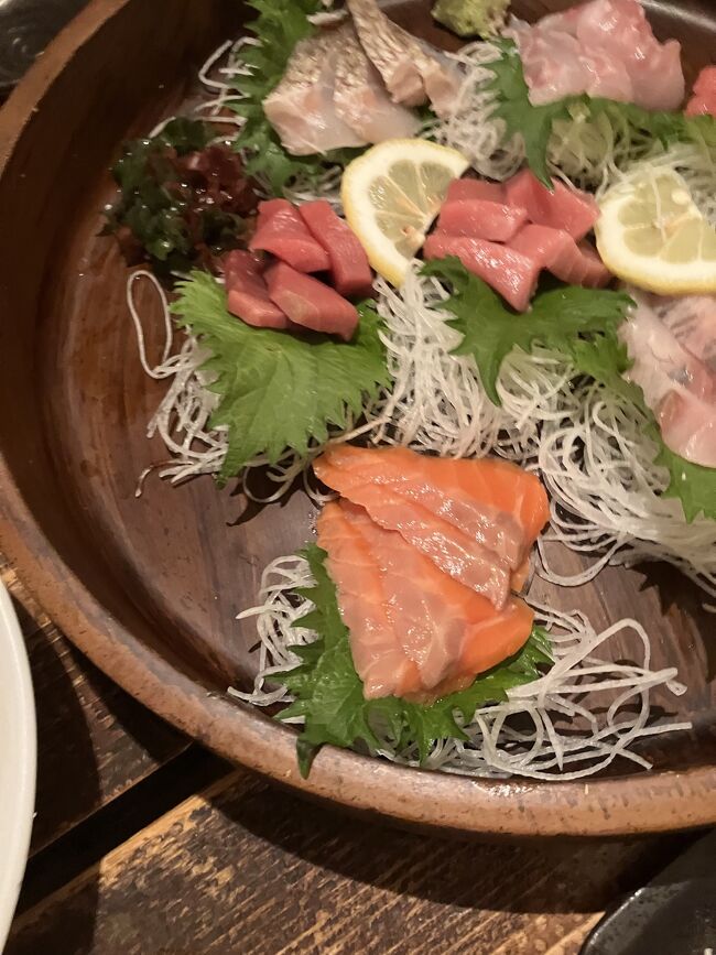 4人飲み放題付きコース料理を予約<br />人気店のようで、とてもにぎわっていました。個室予約で正解<br />ゆっくり話しながら食事が出来ました<br />店の雰囲気も良くお刺身も美味しいし、<br />コースは量が少なく思ってた内容では少し違ってて、別に通常メニューから頼む形になったのは残念、蟹の掴み取りも4人で出来るのは1人だけの中 4人で分けて食べる事を考えて欲しい笑<br />お酒は日本酒の種類がいっぱいあって日本酒好きな方にはおすすめ<br />通常メニューが豊富で食べたい物が沢山あったので次回はコースは無しでいこうと思います。コースの謎の固くて食べるのが大変な肉はなんだったのかな笑笑