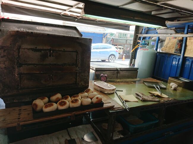 台中の宮原眼科で豪華ランチを無事に済ませ、そこらへんを<br />ぶらぶら探索するが、なんと、緑川の更に上流部分から、<br />私たちが止まっていたバトラーホテルまでのエリア一帯が<br />どうやら大規模な火事にあったらしく、廃墟になっていた。。。<br /> だから台中の駅舎は新しいのに、妙に寂れた感じになっているわけだ。。<br /><br /> 納得してから、15:21発の自強号に乗る。<br />高鉄新幹線だと台北から台中まで一人700元だったが<br />こちらは急行、指定席で二人で688元。<br />所有時間は2時間。<br /><br /> 桃園について、いつもの191ホテルに戻り、母は夜11時まで<br />ダラダラ過ごし、夜中2時半出発のピーチエアラインに乗るため、<br />タクシーで空港へ送る。<br /><br /> 桃園空港で母親の搭乗手続きが無事に済んだので、今度はまたタクシーで桃園のホテルへ戻る。<br /><br /> やれやれ今年の母の日も結構お金使ったばい!<br /><br /> そんなわけで朝10時に目覚めた私は本日最終日、胡椒餅を求め、<br />お土産を買うのである!