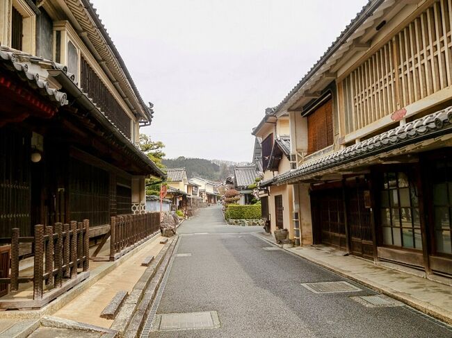 大洲市から車で30分ほど、松山方面に行くと2つ目の目的地、内子町に到着です。<br /><br />内子町は江戸時代から明治時代にかけて和紙や木蝋を生業に栄えてきた町で、当時の商家が立ち並ぶ「八日市護国」の町並み(約600m)を見学することができます。<br />この町並みは1982年(昭和57年)に国の重要伝統的建造物群保存地区に認定されました。<br /><br />内子座という歌舞伎が行われる芝居小屋も見学してきました。<br />国の重要文化財に指定されていて現役だそうです。<br />舞台の下にある「奈落」とか色々なところを見れて面白かったので立ち寄れてよかったです。<br />