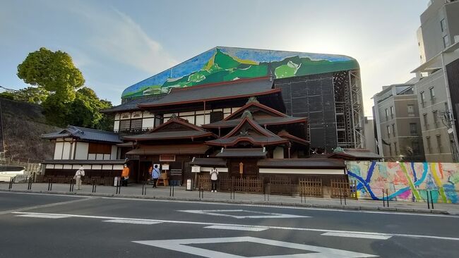 四国旅行2日目にしまなみ海道から愛媛県に入り、別子銅山を観光して道後温泉に泊まりました。<br />翌日は松山城を見学。その後高知県に移動しました。<br />道後温泉本館は、改修工事がまだ終わっておらず建物裏側しか見ることができませんでしたが、道後温泉本館で入浴することができてよかったです。コロナ渦のときは人数制限で入浴が難しかったようです。<br /><br /><br />私の旅行記ブログには、この旅行記以外にもいろいろな情報が掲載されているので参考になさってください。<br />https://tokutoku62.blog.ss-blog.jp/