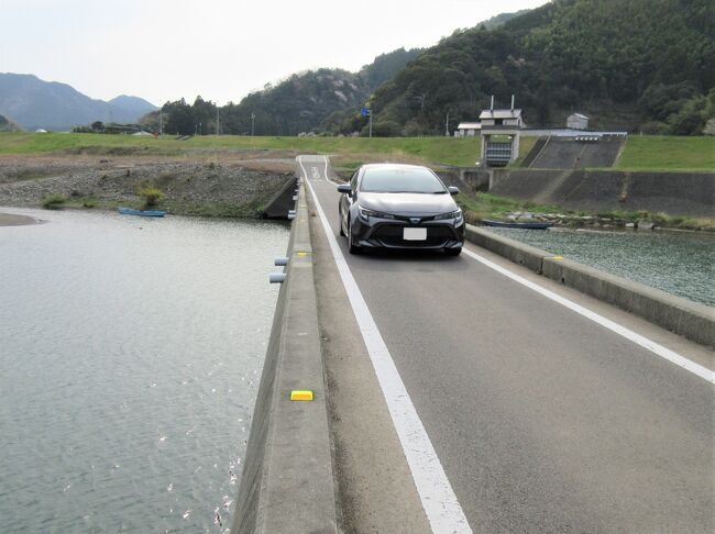 四国八十八か所お遍路ドライブの5日目は、14番常楽寺から20番鶴林寺まで参拝しました。16番観音寺と17番井戸寺は前日に参拝したので、それを抜いた5寺になりました。<br />また、途中、眉山公園や阿波おどり会館、道の駅ひなの里かつうら･さくら祭り、中央橋潜水橋などに寄り道をしました。<br /><br />【5日目前編】14番常楽寺→15番國分寺→眉山公園→天神社(姫宮神社)･阿波おどり会館→からくり時計<br />　⇒ https://4travel.jp/travelogue/11829665<br /><br />本編は【5日目後編】いよいよ南下し始めます！ <br />18番恩山寺→19番立江寺→道の駅ひなの里かつうら・さくら祭り→20番鶴林寺→中央橋潜水橋→スーパーホテル徳島･小松島<br />【表紙写真】中央橋潜水橋<br /><br />　～～～～～～～～～～～～～～～～～～<br />四国八十八か所お遍路をいつかしたいと思っていました。<br />退職後なので時間的に自由なので、気ままに自分のペースで、マイカーでドライブしながら回ることにしました。<br />今回は約半分にして1番札所から43番札所までを、観光を織り交ぜながら、2023年3月26日（日）～4月12日（水）の17泊18日で回りました。<br /><br />【参考資料】<br />　『まっぷる 四国八十八か所 お遍路の旅』2021年 昭文社<br />　『四国八十八ヶ所霊場会HP』⇒ https://88shikokuhenro.jp/<br />【参考】Google画像検索（Googleレンズ）、Wikipedia