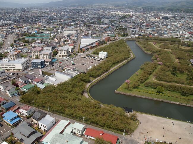 三泊四日の初めての函館、旅行ガイド本で旅行前に予習をすると見どころが多く、果たして旅行期間内に重要地点だけでも踏破できるのかと不安。<br /><br />結局、路面電車やバスの乗り放題チケットを購入することなく市内散策を終えた。<br />