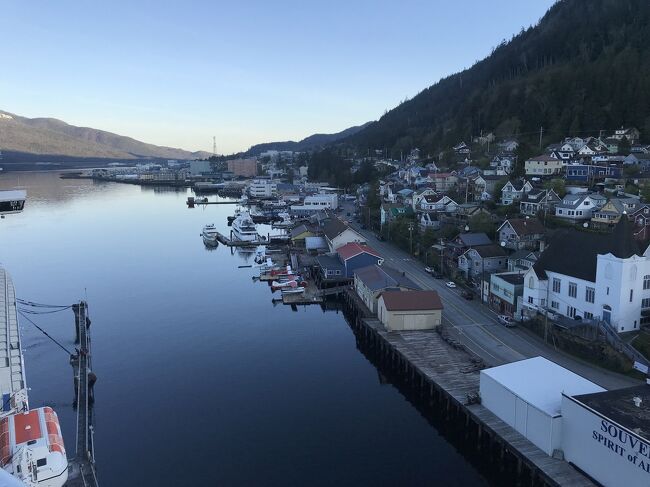 ケチカンでやるのはSaxman Totem Parkに行くことだけでいいのかなとちょっと悩んでいた頃にGoogleで「Wildlife Ketchikan」という語彙で検索してみて、ケチカン周辺ではマウンテンゴートが見れることに気づきました。続いて「Where to watch Mountain goat in Ketchikan」というキーワードにして検索したところ、Deer Mountain Trailというハイキングコースで見れる可能性を知りました。Deer Mountainは標高3000フィート（約900メートル）程度の山。往復4時間程度で登れるようです。<br /><br />さらに検索を続けて頂上からさらに2マイル（約3キロ）行ったところにあるBlue Lakeという湖が綺麗なこと、5月初めはまだ雪がたくさん残っていそうなことがわかりました。時間の関係などからも、今回やりたいリストの中での優先順位は下がっていったのです。<br /><br />そんな経緯も経て、ケチカンでの今回の予定は結局Saxman Totem Parkへ行くことに収まりました