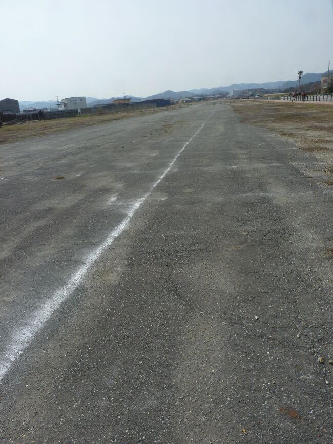 加西市鶉野へのアクセスの一つとして北条鉄道法華口駅から北東へ徒歩へ約40分程のコースです。その終点に鶉野飛行場跡にオープンした平和学習施設がある。第二次世界大戦末期に近場にあった川西航空機姫路製作所鶉野工場で組み立てられた戦闘機「紫電改」とここで訓練を受けたパイロットたちに使用され、特攻機として使われた。昭和20年に編成された神風特別攻撃隊「白鷺隊」は、この地から飛び立ち、沖縄の戦線で63名の尊い命が失われた。現在もその滑走路跡を見ることが出来る。sora加西の展示室内には飛行機の格納庫をイメージしたもので内部には紫電と紫電改の実物大の飛行機模型をはじめ航空部隊に関係する貴重な資料が無料で見ることが出来る。帰り道にはゆっくりと周辺の戦争遺跡を巡りながら平和の有難さと感じる一日です。