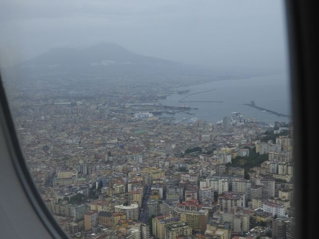 先日、ある寄り合いが、イタリアの魚醤の作り方の、食に携わる方の通訳を伴う見学を画策していたのですが、それに参加する機会を得ました。<br /><br />この旅行記は、それ＋その前後の一連のものの記録です。<br /><br />まずは、ゲートウェイたるナポリの様子です。<br /><br />いつものごとく、いわゆる観光名所には訪れておらず、旅行ガイド的要素は極少です。<br />この点、予めお知らせするとともに、ゆえにそれらを欲する皆さんにとっては、超ー面 白くないものであることを記しておきます。<br />