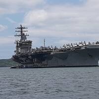 佐世保２　軍港クルーズで、米海軍の原子力空母「ニミッツ」に近づく