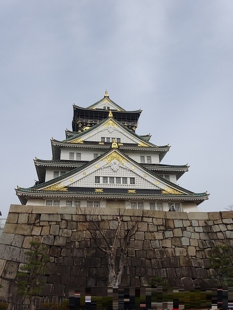 奈良・大阪観光の最終日です。最終日は、生まれて初めて大阪城へ行ってみました。<br />大阪城と言えば飛行機に乗って上空から見たり、相撲中継の時に映るなぁというくらいでなかなか行けない場所、というイメージでしたが、今回行けて良かったです。