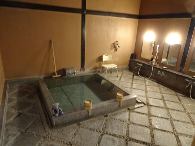 宿泊先を松田屋ホテルにしたのは、新しく蔵の湯ができたことを知ったから。<br />最近の宿泊施設は軒並み「撮影ご遠慮ください」表示があるもので、予約時に時間外で撮影できないかお願いしてみたら、利用時間終了後の撮らせていただけることになったのでした（感謝）。<br /><br />行ってみたら、目当ての蔵の湯の他、岩の湯も大幅に改装されていたのでした。