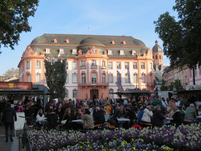 2023年4月27日（木）Mainz　マインツに戻って4年ぶりに友達とジョイント(^^)/19時半にZum Spiegel ツムシュピーゲルで待ち合わせ（TとM）があり、DB（ドイツ鉄道）の遅れが発生してしまったので、Bad UrachからMainz　マインツに戻る事に。一旦ホテルに戻り、二人へのプレゼントを持って、Zum Spiegel ツムシュピーゲルへ(^^)/<br />表紙のフォトはシラー広場です。ワイン祭が始まっていました。大勢の人で賑わっております。数年前もこの光景を目にしました。4年ぶりのMainz　マインツ！素敵な時期に足を運ぶ事が出来て嬉しいです(^^)/<br />&lt;旅行行程&gt;<br /><br />0426  羽田国際空港→Mainz<br />★0427  Mainz→Metzingen(Wurtt) →Dettingen → Bad Urach→<br />　　　　Tubingen←DB遅延で行けず、Mainz　マインツに戻る<br />0428　Mainz→Ladenburg→Weinheim→Heppenheim <br />0429　Mainz→Rudesheim(Rhein)→Alsheim<br />0430　Mainz→Munchen　移動<br />0501  Munchen →Starnberg→Tutzing→Murnau→Weilheim<br />0502  Munchen →Gunzburg→Ulm→Giengen<br />0503　Munchen→ Freising<br />0504　Munchen →Hannover　移動<br />0505　Hannover →Lübeck→Hamburg<br />0506  Hannover →Bad Sooden-Allendorf　→Hann Münden→Witzenhausen Nord<br />0507  Hannover →Wernigerode→Quedlinburg→Goslar<br />0508　Hannover →Rinteln→Hameln→Hildesheim→Elze(Han)<br />0509　Hannover →Paderborn→Höxter→Holzminden<br />0510　Hannover →Mainz→Bachrach　移動<br />0511　Mainz→Cochem→Koblenz<br />0512  Mainz→Bad Wimpfen→Heidelberg<br />0513　Mainz→Köln<br />0514　Mainz→Limburg→Idstein<br />0515　Mainz<br />