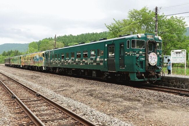 ■はじめに<br />　食事付き観光列車に乗るこのシリーズであるが、今回は初めてのJR北海道である。北海道の観光列車については、道南いさりび鉄道の「ながまれ海峡号」を紹介したことがあるが、観光列車不毛の地でもある北海道で、JRがやっと重い腰を上げて企画された列車である。運行区間は旭川から稚内までの宗谷本線で、土曜日が稚内行、日曜日が旭川行である。<br />　しかしこの「花たび そうや」号であるが、運行されるまでの道程は多難であった。本来は2020年の春に運行を開始する予定であったが、コロナにより運休（これは致し方ない）。翌2021年も計画されたが、緊急事態宣言もあり、運行前日になって運休が発表された（これに関してはJR北海道の完全な手落ち。遠方の人などはこの列車に乗るために前日に飛行機などで北海道入りしているわけで、そういう人にとっては大散財である。せめて、3日くらい前に発表すべきである）。そして2022年、やっと初めて運行されたのである。この年は私も指定券を申し込んでみたが、撃沈であった。<br />　激戦を承知で今年も指定券を申し込むことにしたが、仮に指定券発売日（運行の1か月前）に切符を取れたとして、その時点で航空券を買ったのでは高いチケットしかない。ということで、2か月以上前に往路新千歳・復路旭川の格安航空券を手配しておいた。指定券が取れなければ、別テーマで旅行をすればいい。<br />　指定券発売日は仕事があったので、「えきねっと」の事前申し込みを利用。このシステムの場合、10時を過ぎて数分すると「取れました」もしくは「残念でした」メールが届くが、この日に関しては10分経っても20分経っても梨のつぶてであった。試しにスマホで空席照会をしてみると、当然売り切れである。「別のテーマで旅行かな」と思い始めた10時29分、なんと「取れました」メールが来たではないか。通路側の席であるが、この観光列車は4両編成のうち1両は完全なフリースペースであり、また各車両のロングシート部分もフリーなので、その辺りに座ればよい。<br />　さて、残りの問題は弁当である。昨年度は「風と大地の恵み」という特製弁当があり、JR公式からもリンクされていたのであるが、どうやら今年はそれがないようである。「食事付きでないと大人鐡にならないなぁ」と思い、あれこれ探すと、事前申し込みをするとこの列車用に天塩中川駅で駅弁を手配してくれるサイトを発見。「スタミナステーキ丼」（1,500円）を事前購入し、これで準備万端である。<br /><br />＠塩狩駅にて<br /><br />【大人鐡1】長良川鉄道「ながら」編<br />https://4travel.jp/travelogue/11569165<br /><br />【大人鐡2】しなの鉄道「ろくもん」・JR東日本「HIGH RAIL 1375」編<br />https://4travel.jp/travelogue/11577646<br /><br />【大人鐡3】肥薩おれんじ鉄道「おれんじ食堂」編<br />https://4travel.jp/travelogue/11590943<br /><br />【大人鐡4】JR四国「四国まんなか千年ものがたり」編<br />https://4travel.jp/travelogue/11596568<br /><br />【大人鐡5】西日本鉄道「THE RAIL KITCHEN CHIKUGO」編<br />https://4travel.jp/travelogue/11605667<br /><br />【大人鐡6】あいの風とやま鉄道「一万三千尺物語」編<br />https://4travel.jp/travelogue/11631584<br /><br />【大人鐡7】えちごトキめき鉄道「えちごトキめきリゾート雪月花」編<br />https://4travel.jp/travelogue/11633913<br /><br />【大人鐡8】京都丹後鉄道「丹後くろまつ号」<br />https://4travel.jp/travelogue/11636560<br /><br />【大人鐡9】長野電鉄「北信濃ワインバレー列車」・しなの鉄道「軽井沢リゾート号」編<br />https://4travel.jp/travelogue/11637678<br /><br />【大人鐡10】平成筑豊鉄道「ことこと列車」・JR西日本「○○のはなし」編<br />https://4travel.jp/travelogue/11639573<br /><br />【大人鐡11】道南いさりび鉄道「ながまれ海峡号」編<br />https://4travel.jp/travelogue/11644560<br /><br />【大人鐡12】JR四国「時代の夜明けのものがたり」「伊予灘ものがたり」編<br />https://4travel.jp/travelogue/11648072<br /><br />【大人鐡13】いすみ鉄道「いすみ酒BAR列車」・JR東日本「TOMOKU EMOTION」編<br />https://4travel.jp/travelogue/11654589<br /><br />【大人鐡14】のと鉄道「のと里山里海号」・JR西日本「花嫁のれん」「べるもんた」編<br />https://4travel.jp/travelogue/11657702<br /><br />【大人鐡15】西武鉄道「旅するレストラン 52席の至福」編<br />https://4travel.jp/travelogue/11659629<br /><br />【大人鐡16】JR東日本「ゆざわShu＊Kura」「フルーティアふくしま」編<br />https://4travel.jp/travelogue/11662714<br /><br />【大人鐡17】島原鉄道「しまてつカフェトレイン」編<br />https://4travel.jp/travelogue/11664149<br /><br />【大人鐡18】明知鉄道「食堂車（じねんじょ列車）」編<br />https://4travel.jp/travelogue/11672268<br /><br />【大人鐡19】JR東日本「海里」編<br />https://4travel.jp/travelogue/11674361<br /><br />【大人鐡20】しなの鉄道「姨捨ナイトクルーズ（姨捨夜景と利き酒プラン）」編<br />https://4travel.jp/travelogue/11676486<br /><br />【大人鐡21】樽見鉄道「しし鍋列車」編<br />https://4travel.jp/travelogue/11677092<br /><br />【大人鐡22】JR東日本「おいこっと」編<br />https://4travel.jp/travelogue/11683237<br /><br />【大人鐡23】近畿日本鉄道「青の交響曲（シンフォニー）」「しまかぜ」編<br />https://4travel.jp/travelogue/11690688<br /><br />【大人鐡24】JR九州「36ぷらす3」編<br />https://4travel.jp/travelogue/11692905<br /><br />【大人鐡25】JR九州「或る列車」編<br />https://4travel.jp/travelogue/11697401<br /><br />【大人鐡26】JR西日本「WEST EXPRESS銀河」「あめつち」編<br />https://4travel.jp/travelogue/11699568<br /><br />【大人鐡27】関東鉄道「ビール列車」編（おまけで「急行夜空」号も）<br />https://4travel.jp/travelogue/11718331<br /><br />【大人鐡28】三陸鉄道「プレミアムランチ列車」・JR西日本「うみやまむすび」編<br />https://4travel.jp/travelogue/11720925<br /><br />【大人鐡29】秋田内陸縦貫鉄道「山のごちそう列車」編<br />https://4travel.jp/travelogue/11722651<br /><br />【大人鐡30】えちごトキめき鉄道「バル急行」編<br />https://4travel.jp/travelogue/11725655<br /><br />【大人鐡31】山形鉄道「プレミアムワイン列車」・長野電鉄「ワイントレイン」編<br />https://4travel.jp/travelogue/11735815<br /><br />【大人鐡32】伊豆急行「ROYAL EXPRESS」・富士急行「富士山ビュー特急」<br />https://4travel.jp/travelogue/11736748<br /><br />【大人鐡33】長良川鉄道「ごっつぉ～　こたつ列車」編<br />https://4travel.jp/travelogue/11740025/<br /><br />【大人鐡34】錦川鉄道「利き酒列車」編<br />https://4travel.jp/travelogue/11745267<br /><br />【大人鐡35】JR東日本「なごみ（和）」編<br />https://4travel.jp/travelogue/11747896<br /><br />【大人鐡36】JR西日本「etSETOra」「La Malle de Bois」編（おまけで明知鉄道も）<br />https://4travel.jp/travelogue/11757929<br /><br />【大人鐡37】JR東日本「越乃Shu＊Kura」「海里」編（いずれも2回目）<br />https://4travel.jp/travelogue/11762101<br /><br />【大人鐡38】JR西日本「SAKU美SAKU楽」編<br />https://4travel.jp/travelogue/11767481<br /><br />【大人鐡39】小湊鉄道「夜トロビール列車（夜トロジビエ列車）」編<br />https://4travel.jp/travelogue/11770970<br /><br />【大人鐡40】えちごトキめき鉄道「乾杯!! 納涼急行」編（おまけで関東鉄道「ビール列車」も）<br />https://4travel.jp/travelogue/11772503<br /><br />【大人鐡41】JR東日本「やまがた秋のワイン号」編（＋祝・只見線復活）<br />https://4travel.jp/travelogue/11784064/<br /><br />【大人鐡42】JR九州「ふたつ星4047」編（＋祝・西九州新幹線開業）<br />https://4travel.jp/travelogue/11786703<br /><br />【大人鐡43】三陸鉄道「こたつ列車」編<br />https://4travel.jp/travelogue/11805977<br /><br />【大人鐡44】近江鉄道「近江の地酒電車」・大阪モノレール「夜景と楽しむ日本酒列車」編<br />https://4travel.jp/travelogue/11809474<br /><br />【大人鐡45】養老鉄道「枡酒列車」編<br />https://4travel.jp/travelogue/11810750<br /><br />【大人鐡46】JR東日本「日本酒を楽しむSake列車」「角打ち列車」編<br />https://4travel.jp/travelogue/11813430<br /><br />【大人鐡47】伊賀鉄道「利き酒とれいん」編<br />https://4travel.jp/travelogue/11817500<br /><br />【大人鐡48】JR四国「藍よしのがわトロッコ」・小田急電鉄「VSEかながわの地酒」編<br />https://4travel.jp/travelogue/11821861