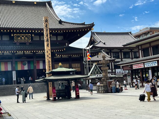 川崎大師に厄除け祈願に行きました。<br />くずもちや咳止め雨でよく知られています。<br />天災も多い昨今、厄除け祈願のために参拝しました。<br />表参道や仲見世の賑わいは結構なもので、浅草などと引けを取らない充実ぶりです。伊豆下田に出かけた帰り道で、少し時間があったので川崎駅で途中下車して立ち寄ったものです。<br />川崎大師はインド風寺院や中国庭園など、なかなか面白い建造物があります。<br />末永く旅に行けますようにと健脚祈願のために弘法大師様にお参りして、帰りは東門駅から帰途に就きました。